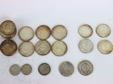 quelques vieilles pièces de monnaie sont posées sur une surface blanche