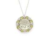 un grand pendentif en cristal vert et blanc, serti de diamants, monté sur une chaîne