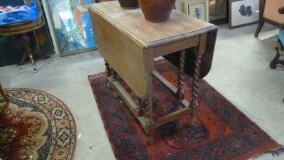 une petite table sur laquelle se trouve une plante en pot