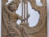 une femme qui se tient à côté d'une sculpture