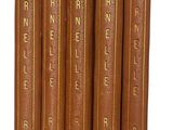 cinq livres de la Bible sont alignés sur une surface blanche