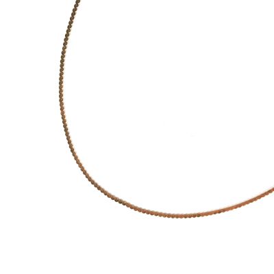 une image représentant un collier à chaîne dorée sur fond blanc