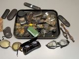 un plateau rempli d'objets divers posé sur une table