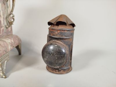 Lanterne de signalisation en tôle peinte noire, de forme cyl…