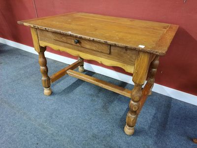 Table rustique en chêne, ouvrant par un tiroir.