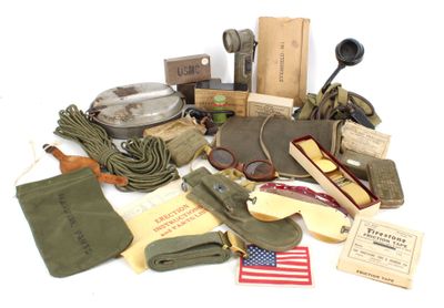 de nombreux objets militaires qui se trouvent sur la table