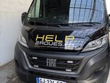 une camionnette noire garée dans un garage