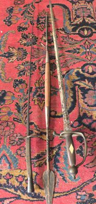 deux vieux outils posés sur un tapis, par terre