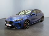 une voiture bleue garée dans une pièce aux murs blancs