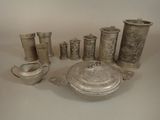 beaucoup d'objets en argent qui se trouvent sur la table