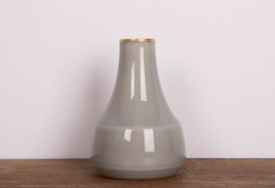 Manufacture de SÈVRES Vase en porcelaine émail gris.