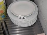 une pile d'assiettes posée sur une étagère métallique dans une cuisine
