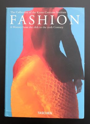 Une histoire de la mode, de ses origines jusqu'au XXe siècle, par Taschen