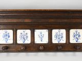 une étagère en bois sur laquelle sont posés quatre carreaux bleus et blancs