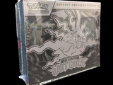 une photo en noir et blanc d'une boîte de cartes à collectionner Pokémon
