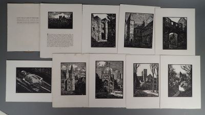 plusieurs photographies en noir et blanc représentant des personnes dans une pièce