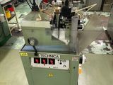 une machine qui se trouve dans une pièce avec de nombreux outils