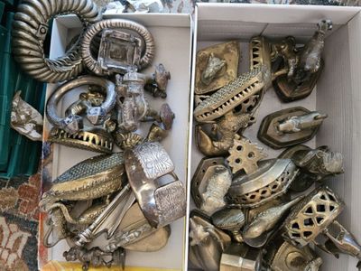 une boîte remplie d'objets métalliques posée sur une table
