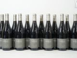 six bouteilles de vin alignées sur une table