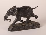 statue d'un éléphant posé sur un rocher, sur fond blanc