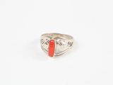 un gros plan d'une bague en argent ornée d'une pierre rouge au centre