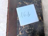 un livre sur lequel est posée une note, posé sur une table