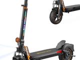 deux vues différentes d'un scooter et d'un scooter sur fond blanc