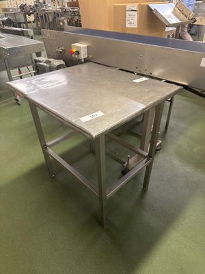 une table placée au milieu d'une pièce