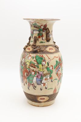 un vase avec une peinture sur fond blanc