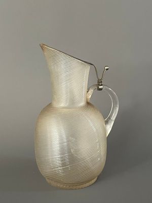 une image représentant un pichet en verre sur fond gris