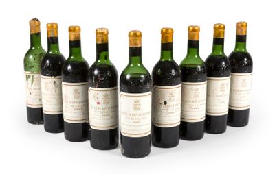 six bouteilles de vin sont alignées sur une surface blanche
