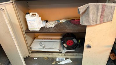 un placard sale rempli d'objets