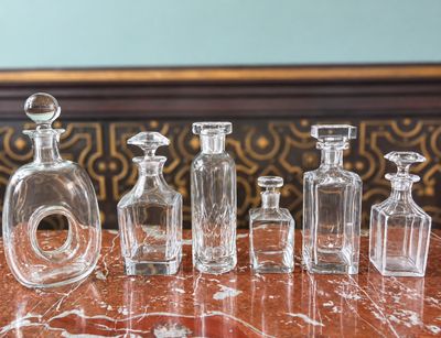 plusieurs bouteilles en verre posées les unes à côté des autres sur une table