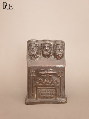 une image représentant une petite boîte en métal sur laquelle figure un groupe de personnes