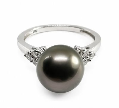 une image représentant une bague en perle noire et diamants sur fond blanc
