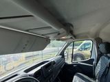 vue de l'intérieur d'une camionnette depuis le siège du conducteur
