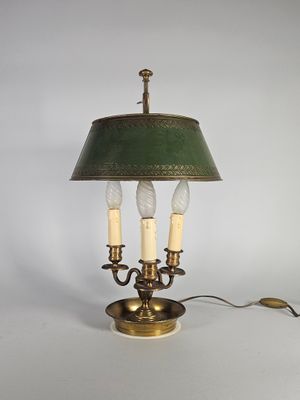une lampe de table ancienne en laiton avec un abat-jour vert et trois bougies