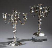 Paire de chandeliers à cinq lumières en métal argenté, le bo…