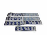 trois morceaux de tissu bleu et blanc ornés d'un motif de bonhommes de neige