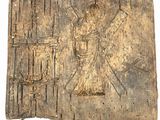 une image représentant une plaque en bois sur laquelle figure un homme tenant un marteau