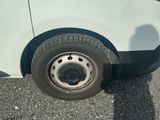 une camionnette blanche qui a un pneu à plat