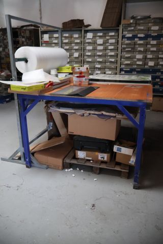 Deux tables de travail emballage, étagères cornières et à tiroirs...