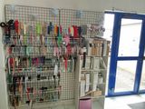 une photo d'une pièce avec tout un tas d'objets accrochés au mur
