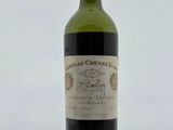 une bouteille de vin posée sur une table