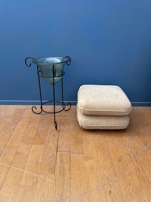 un petit tabouret sur lequel est posé un bol, à côté d'une petite table