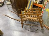 une chaise en bois qui se trouve au milieu d'une pièce