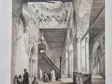 l'intérieur d'un bâtiment où des personnes sont assises par terre