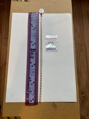 une photo représentant une feuille de papier et une règle posées sur une table
