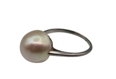 bague en argent sertie d'une perle blanche et d'un diamant