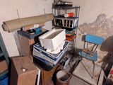 une photo d'une chambre en désordre, encombrée d'objets